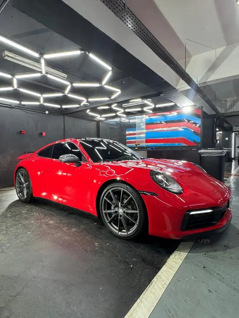 Porsche 911 vermelho com vitrificação Nasiol ZR53