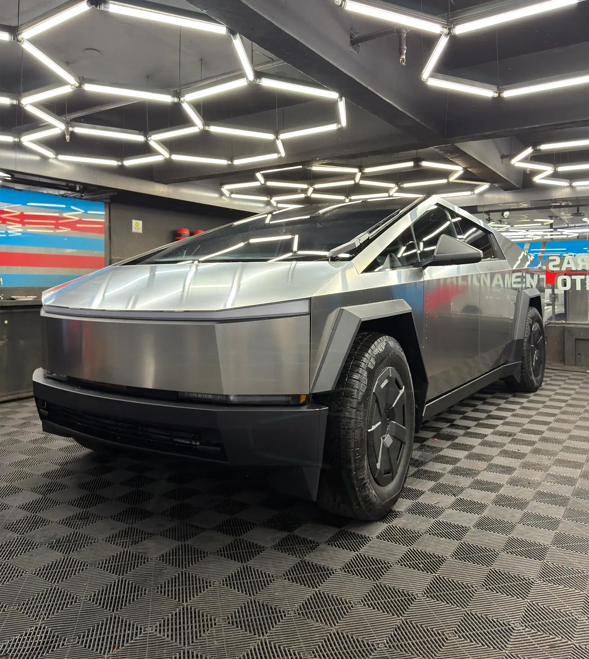 Tesla Cybertruck com PPF e vitrificação aplicados pela 4Fast Detail em Brasília