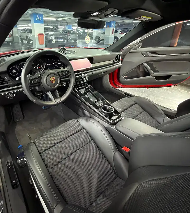 Interior de carro esportivo higienizado com ozônio na 4Fast Detail em Brasília